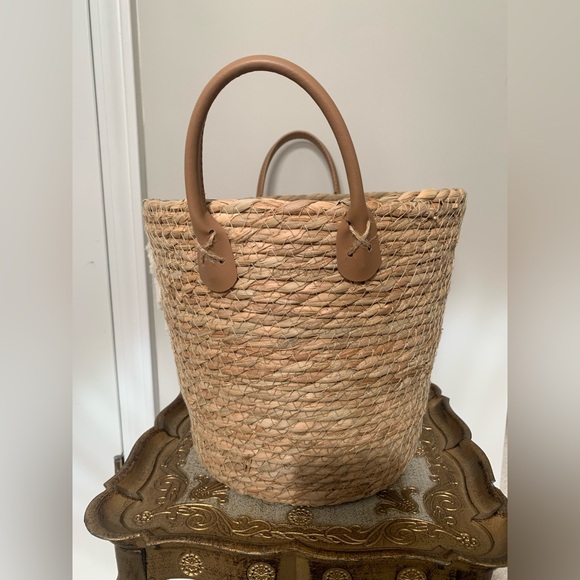 Woven Basket with Paw Print Design EUC - Picture 4 of 7